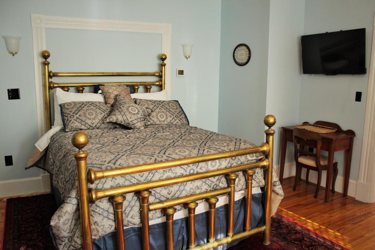 Superior Queen Room Blue Ridge