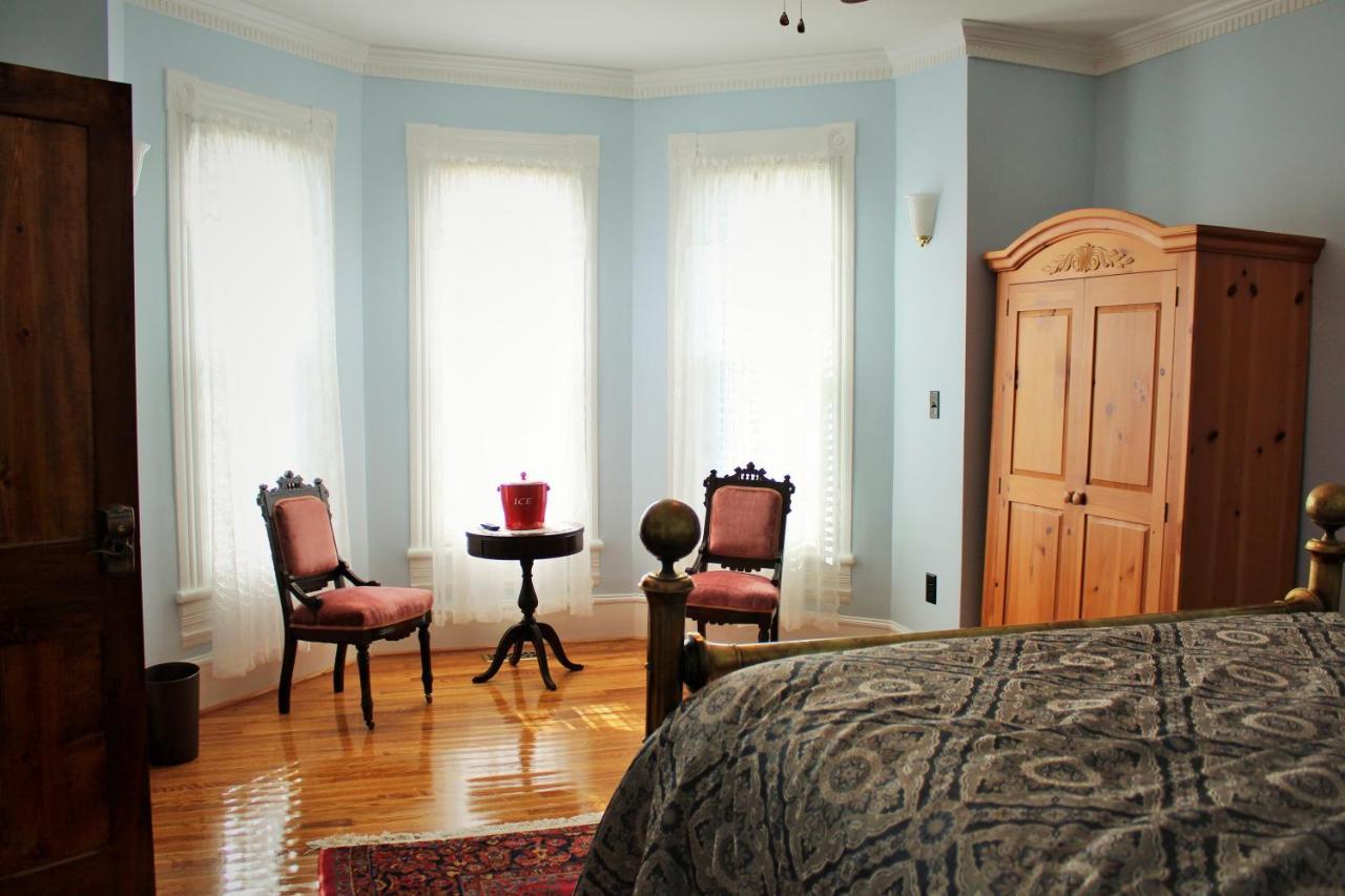 Superior Queen Room Blue Ridge