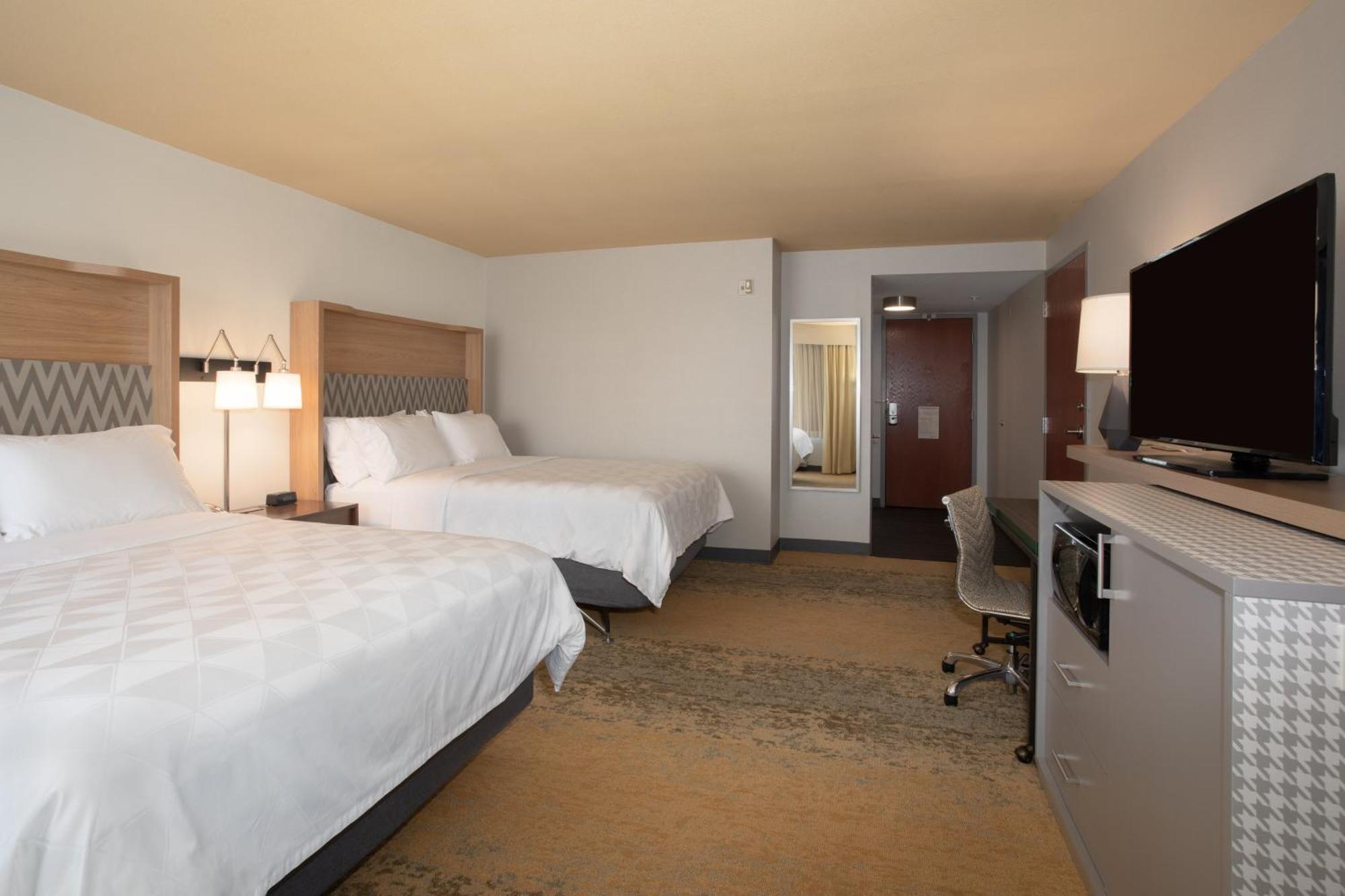 Standard Queen Room Two Queen Beds Tub Communications Accessible