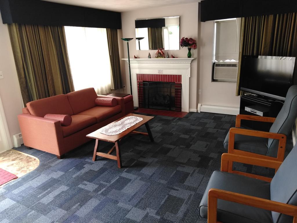 Queen Suite Fireplace