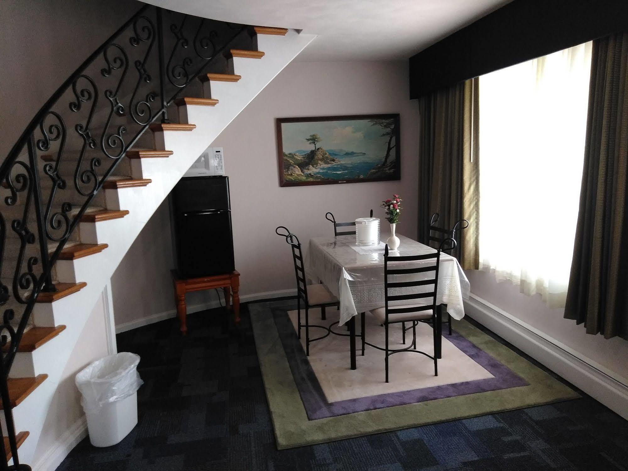 Queen Suite Fireplace