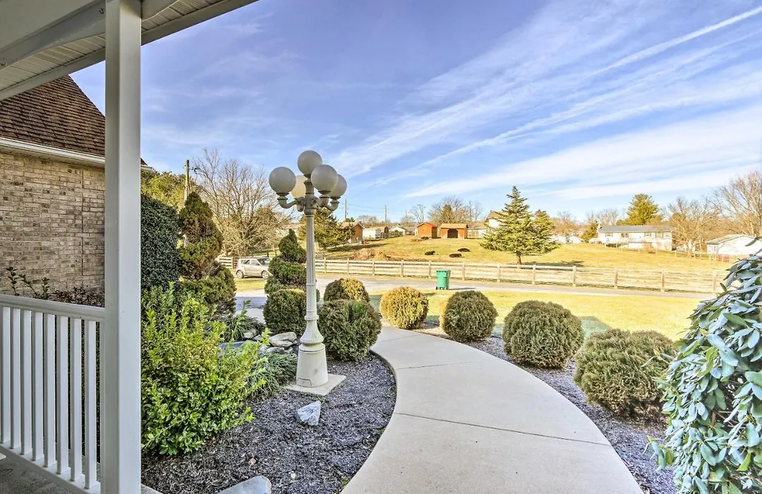 Idyllic Luray Cottage With Deck And Mtn Views!-1